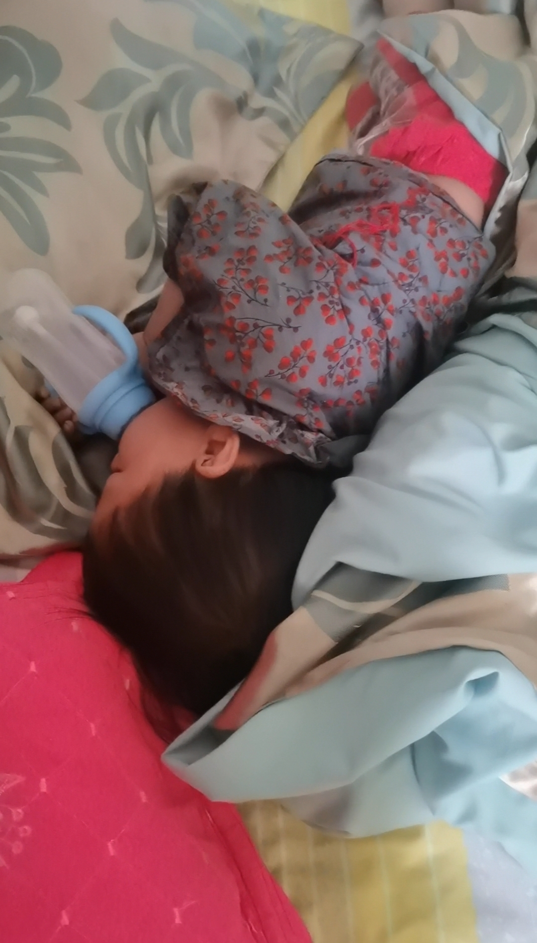 睡觉都刁着奶瓶