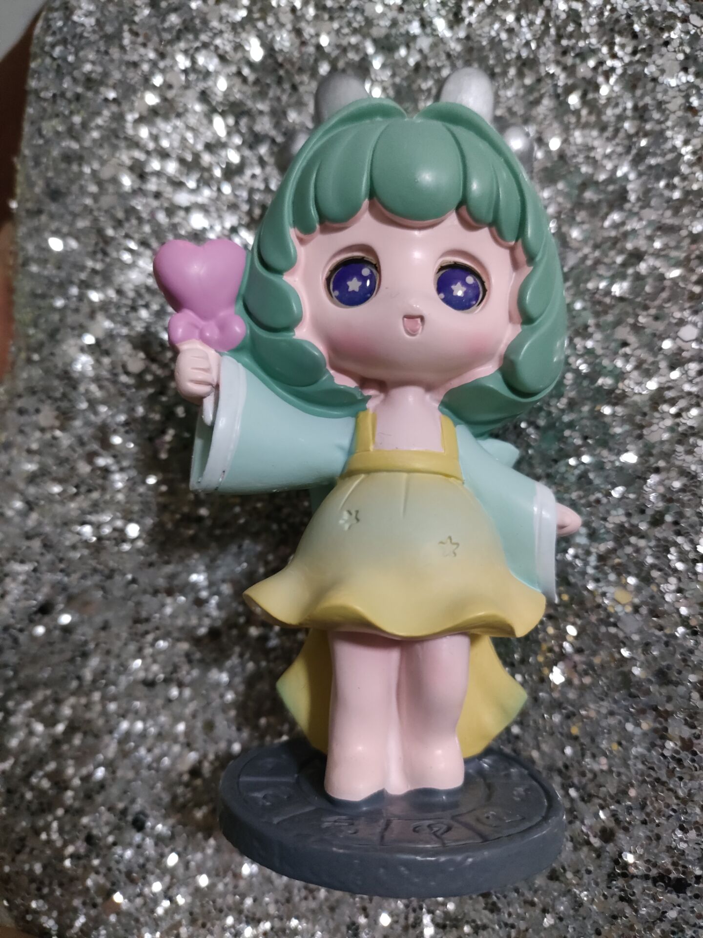 谁能拒绝一个会比心的美少女呢？