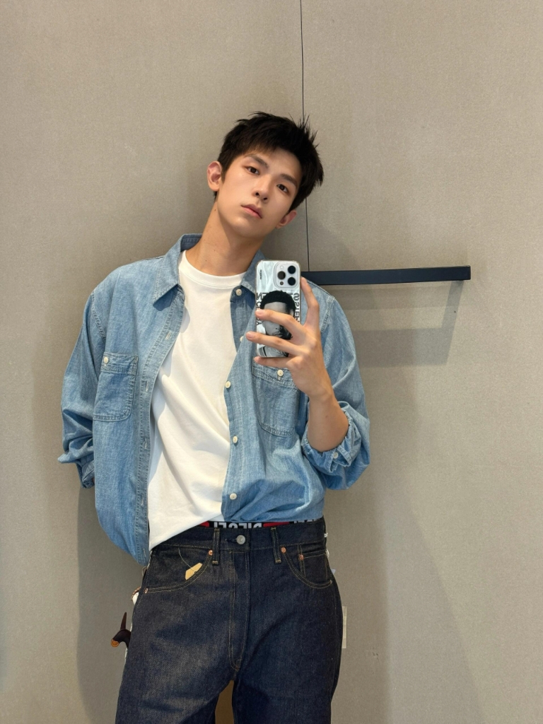 【帅哥认领处】帅气暴击！男大自拍的高光时刻。