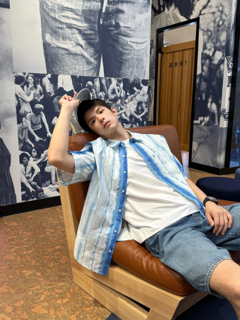 【帅哥认领处】帅气暴击！男大自拍的高光时刻。